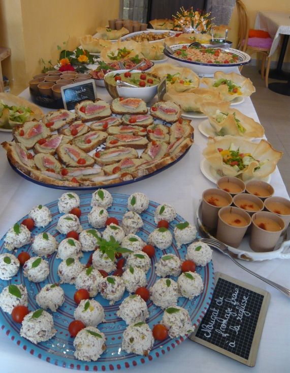 Table sur laquelle des plats de différentes couleurs