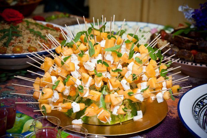 Boule dans laquelle sont planté des brochettes de carrés de melon et de fromage de chèvre