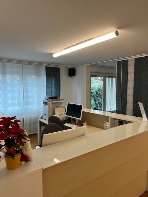 Une pièce avec un bureau et un ordinateur dessus