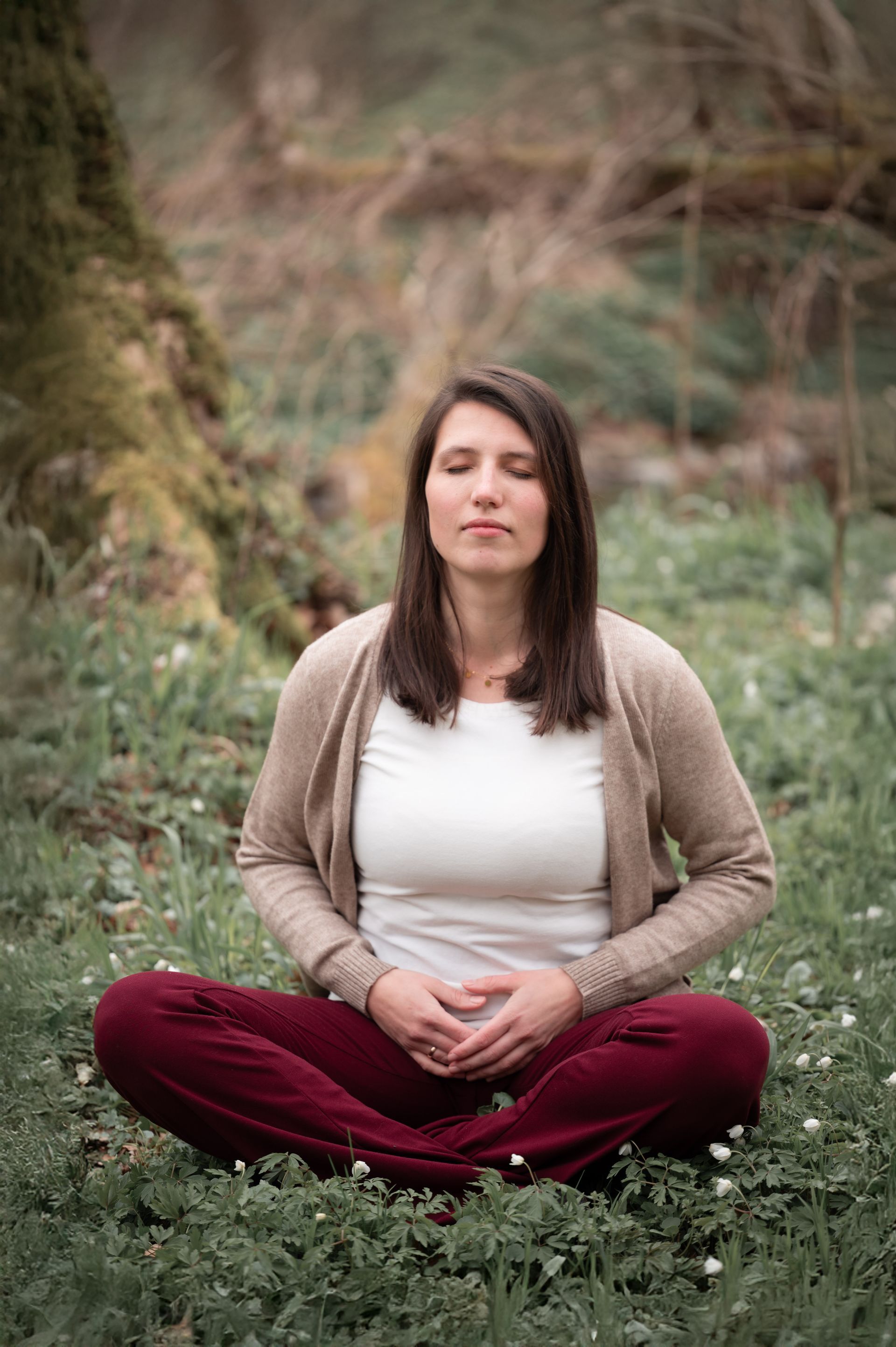 Marie sitzt im Lotussitz mit geschlossenen Augen
