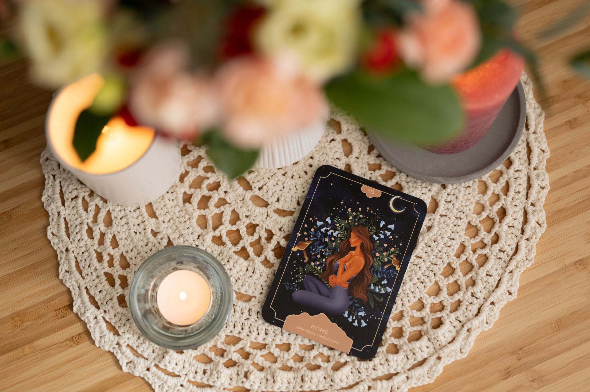 Eine Karte mit einer Frau darauf neben brennenden Kerzen.