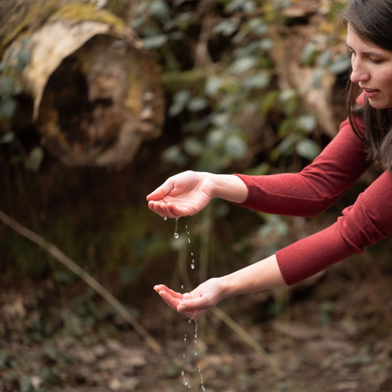 Wasser tropft von einer Hand nach unten