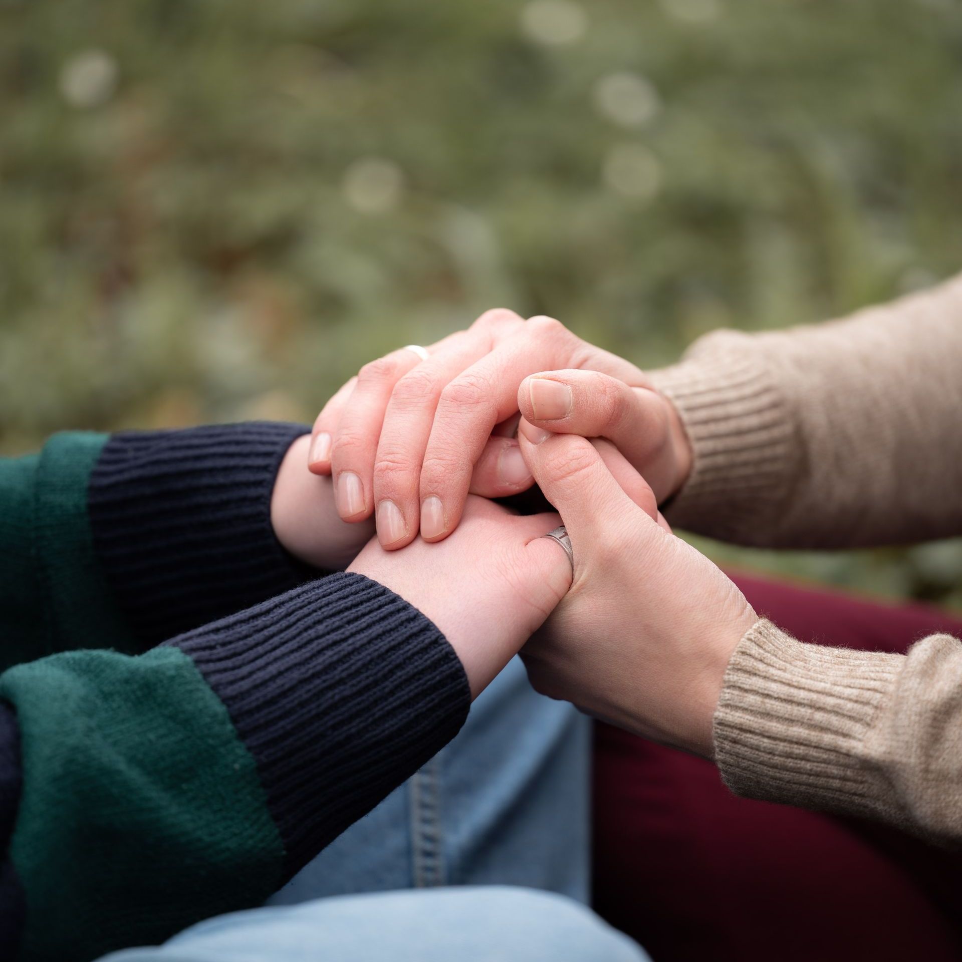 Eine Person, die die Hand einer anderen Person hält.
