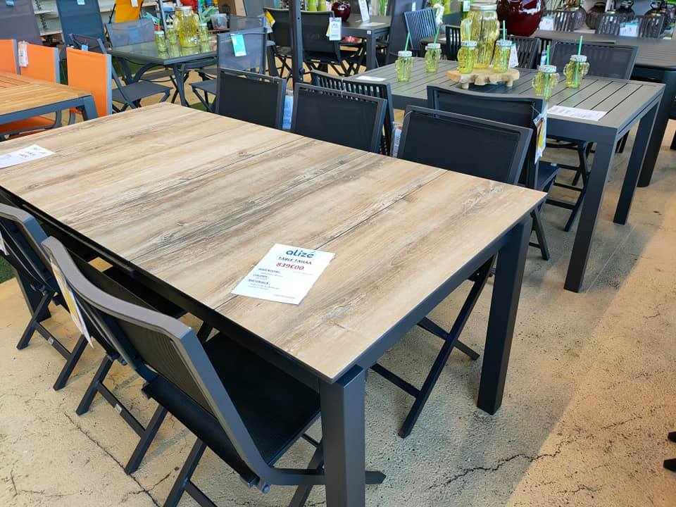 Table de jardin et chaises noires