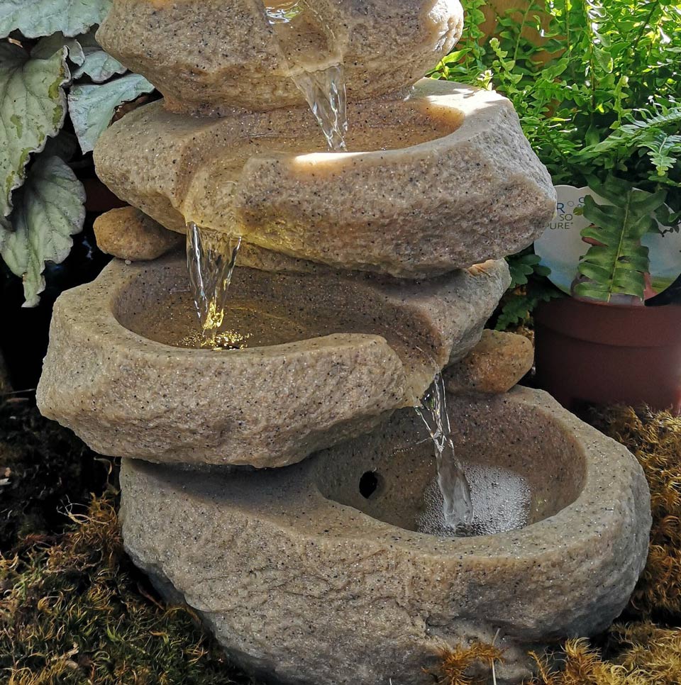 Fontaine 4 bassins en pierre l'un sur l'autre en quinconce