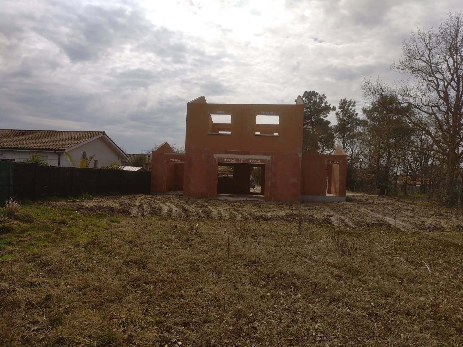 Une maison en briques.