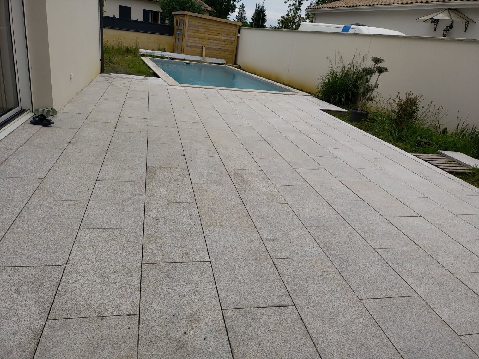 Une terrasse en dalles de béton.