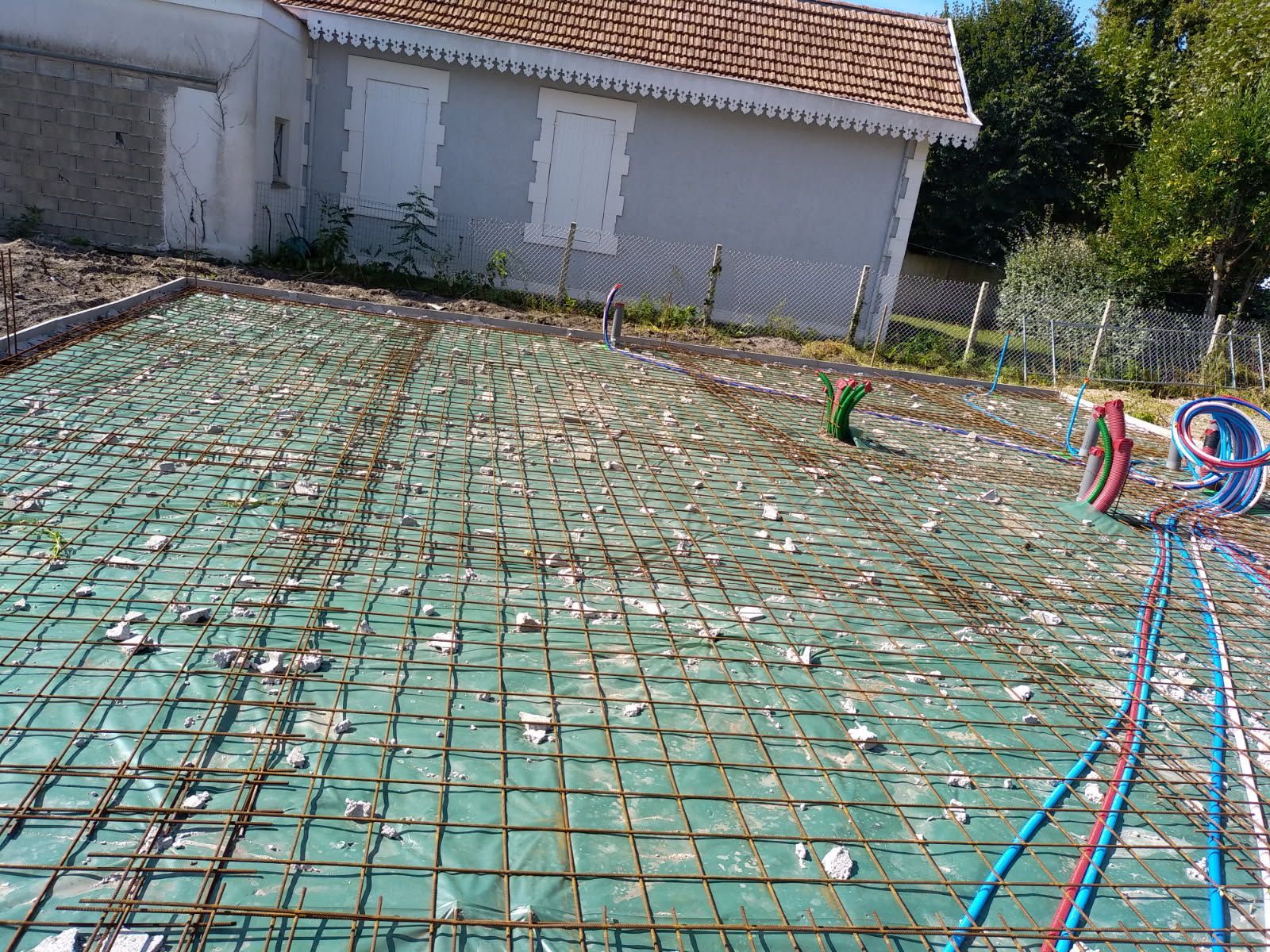 Une bâche verte et des grillages.