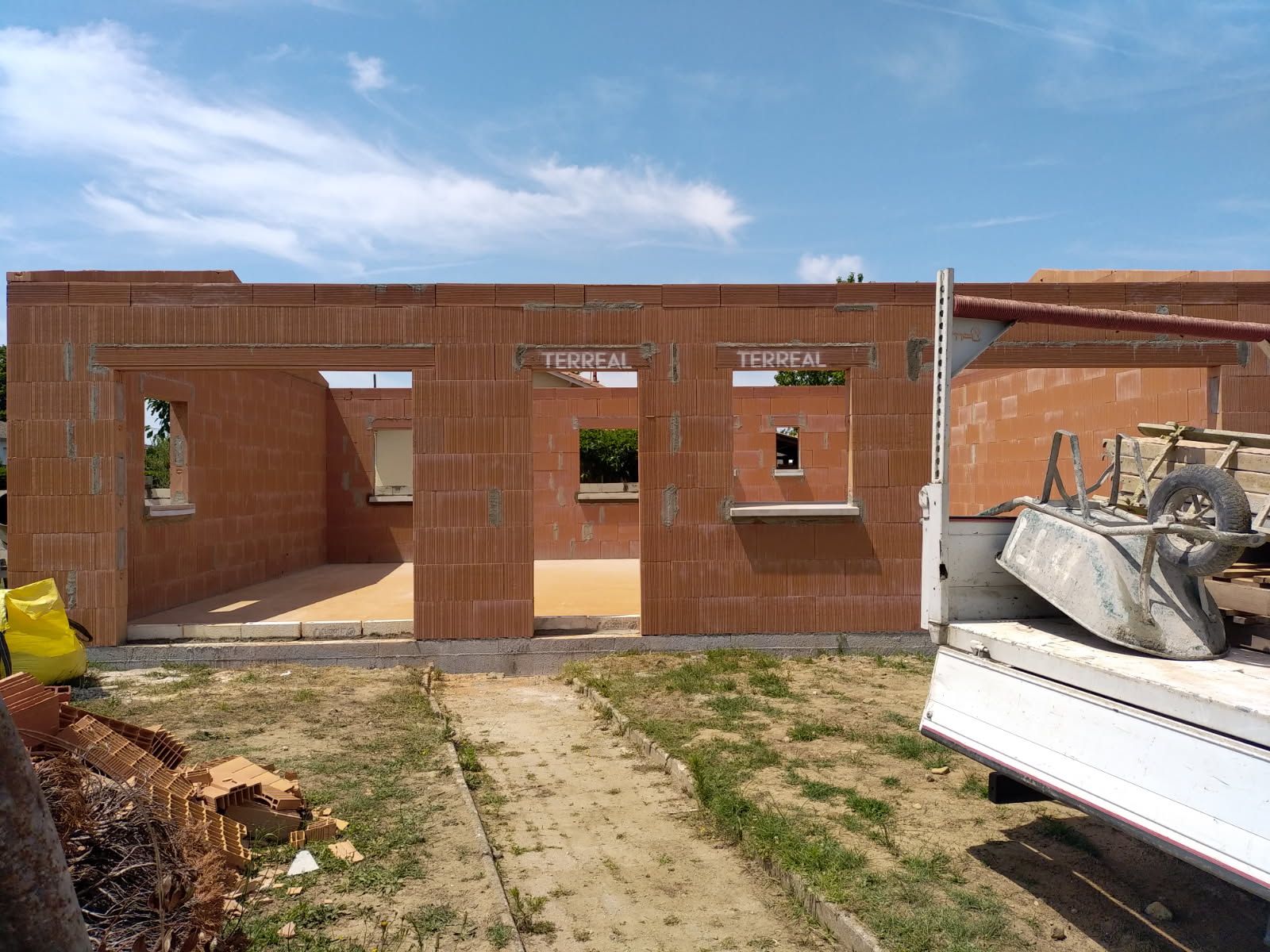Une maison et de l'herbe.