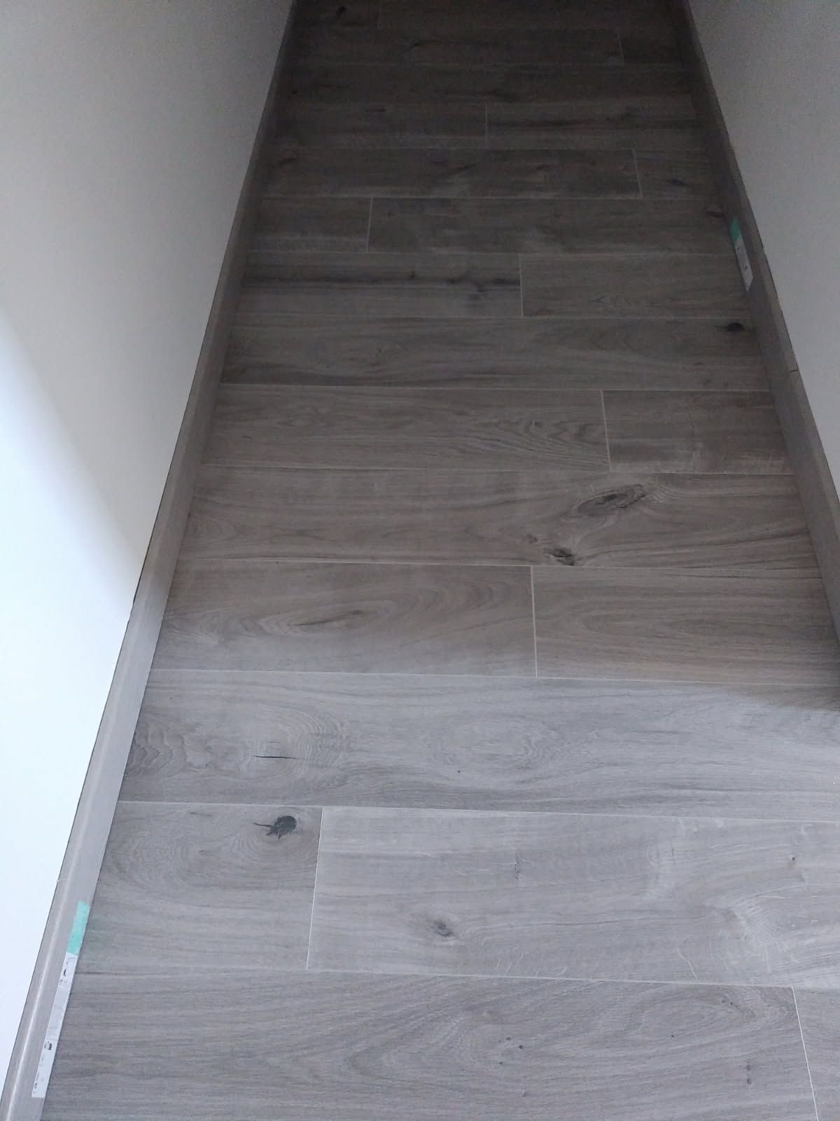 Un couloir avec du parquet.