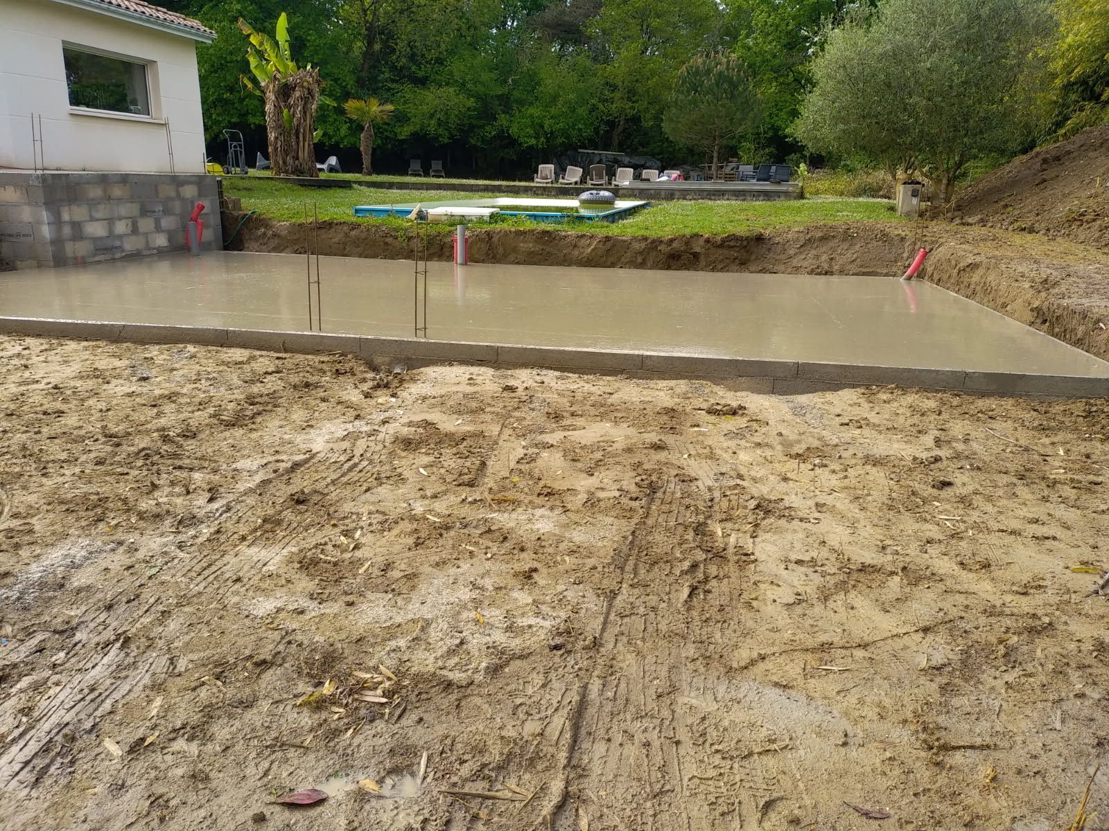 Une chape liquide sur un terrain.