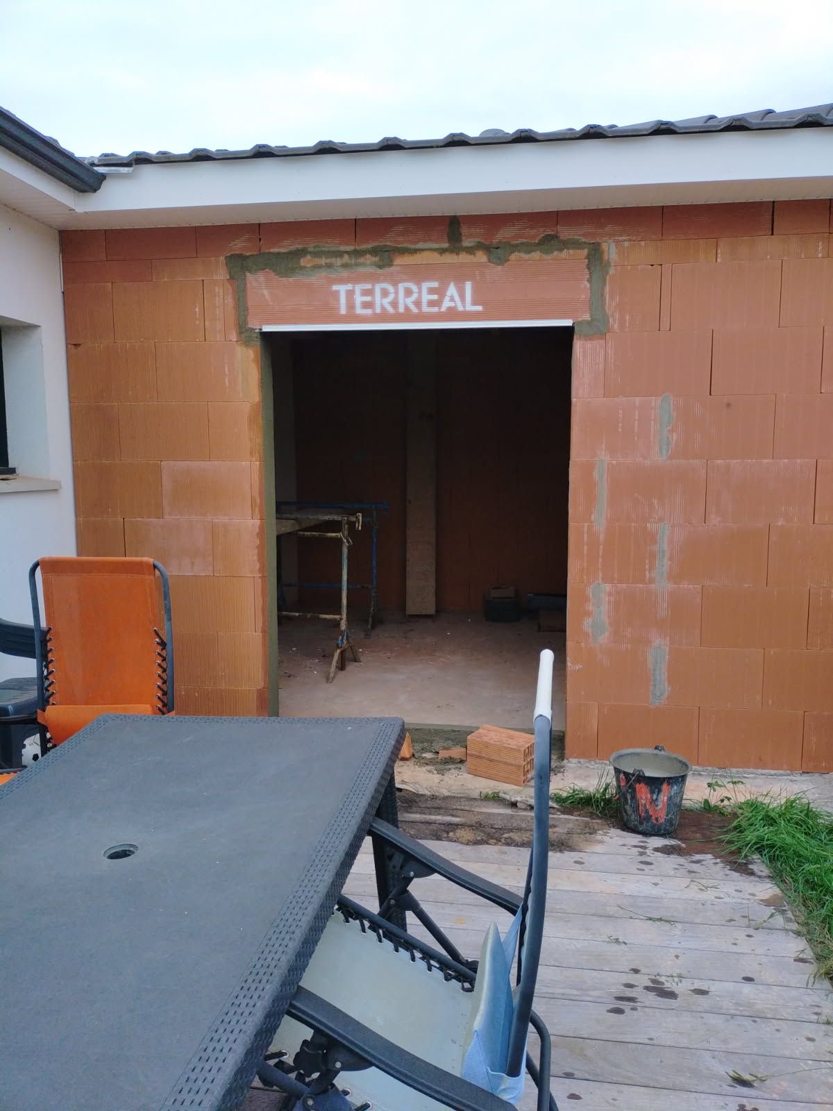 Une ouverture dans un mur porteur.