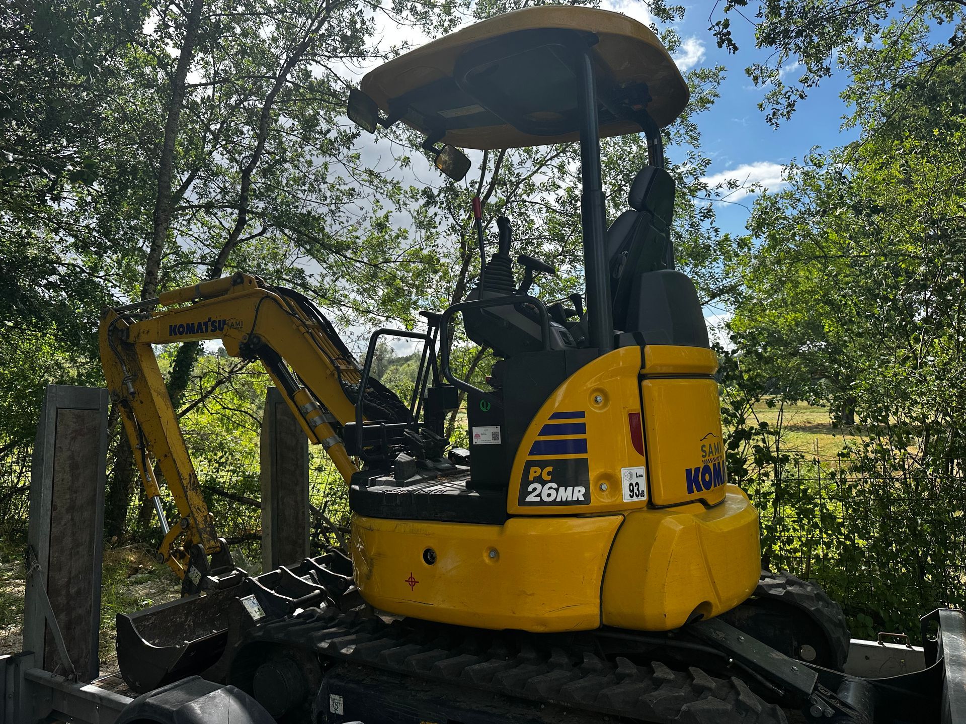 Un engin de chantier jaune.