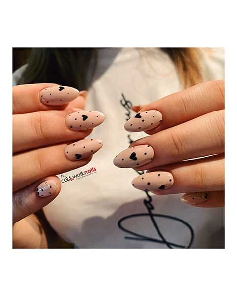 Μανικιούρ Μπεζ Μαύρο Πουα με 