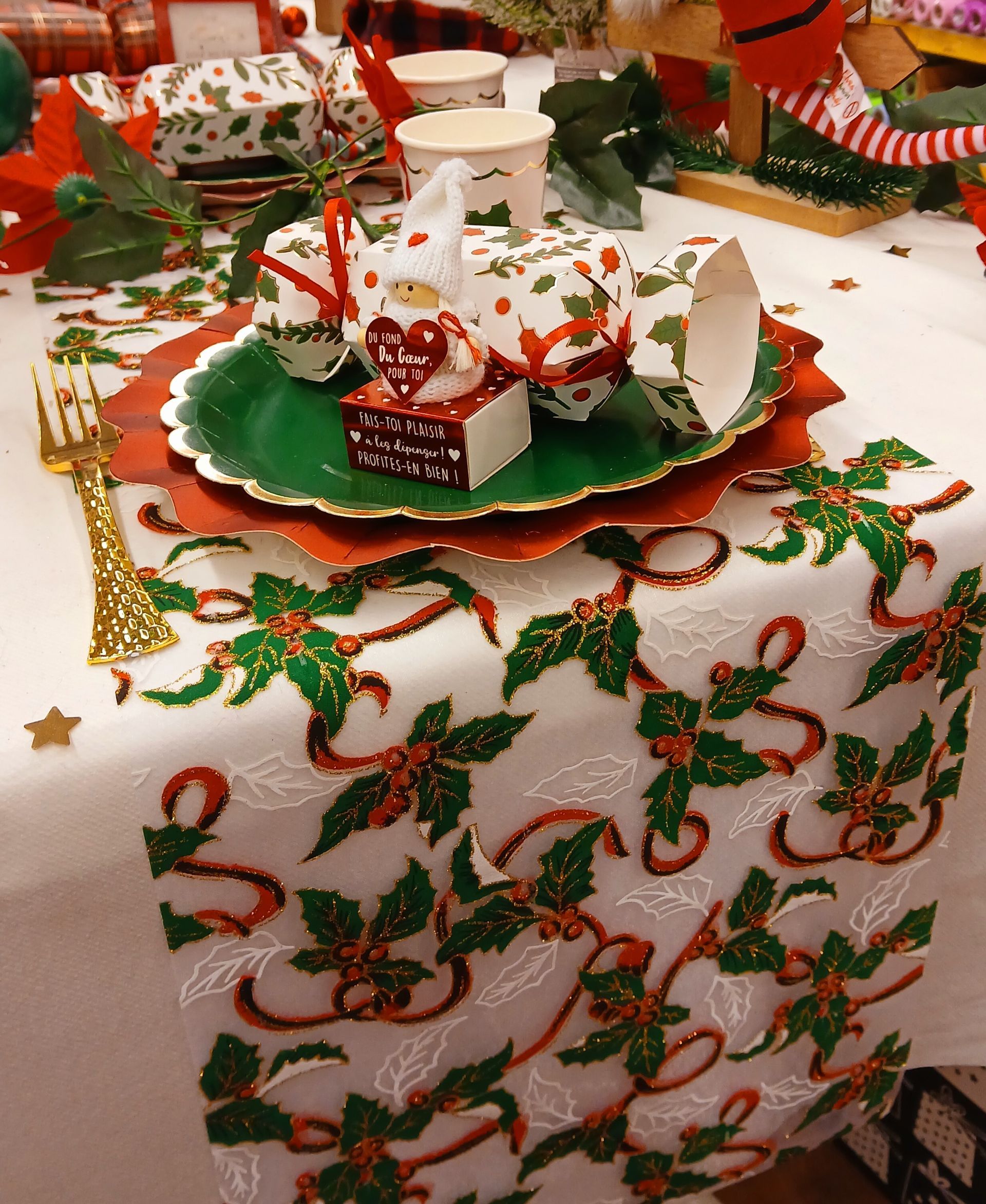 Chemin de table avec de l'houx en or