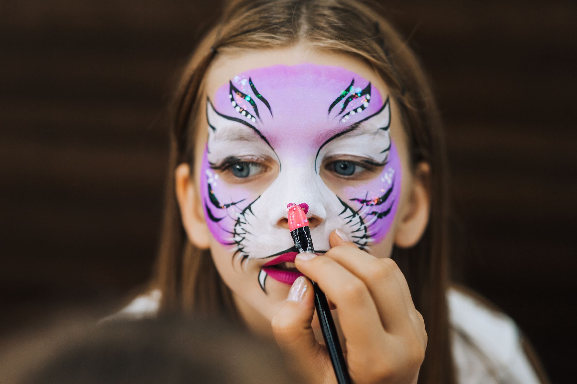 Une jeune fille se fait maquiller pour Halloween