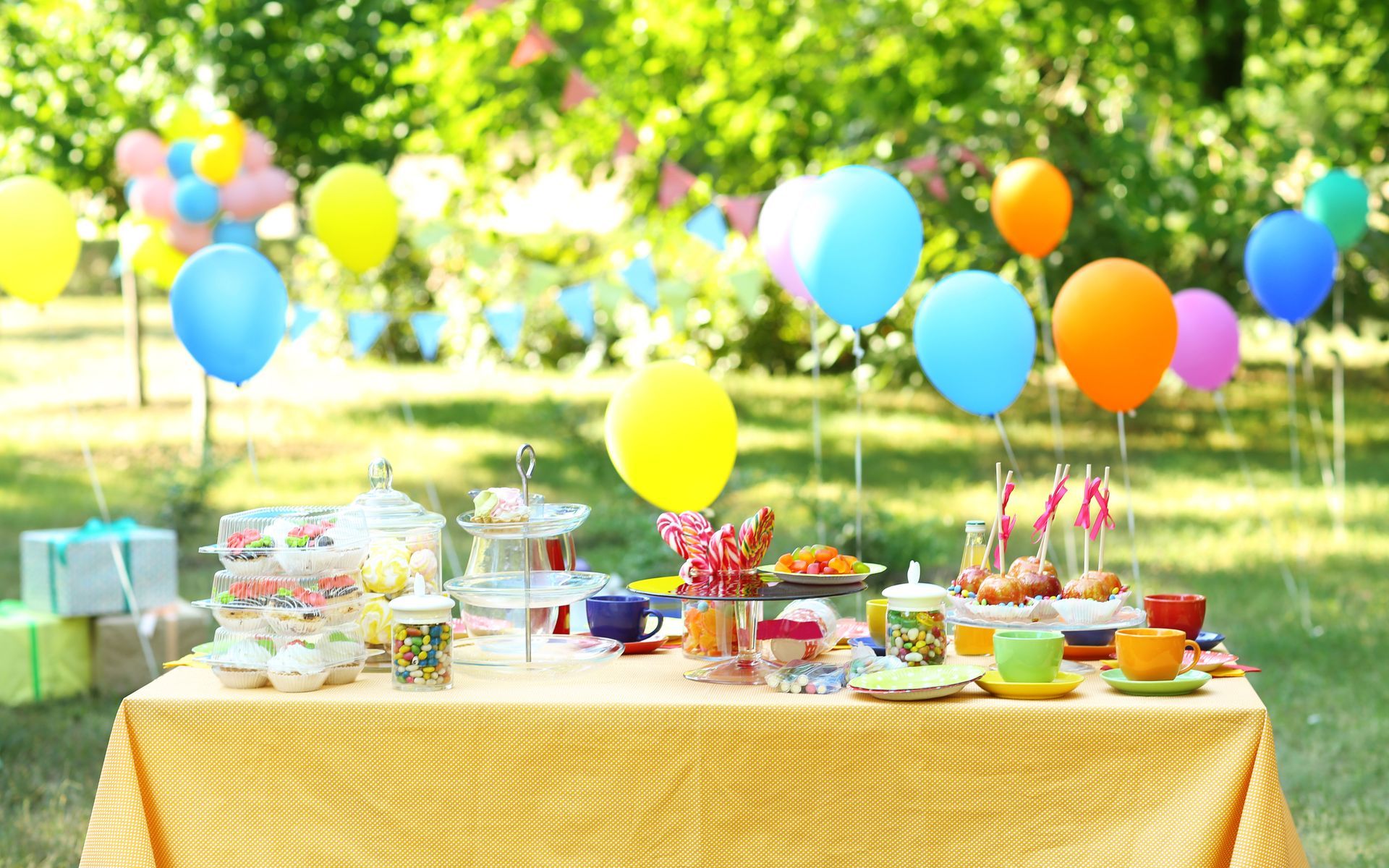 Célébration d'un anniversaire dans un jardin