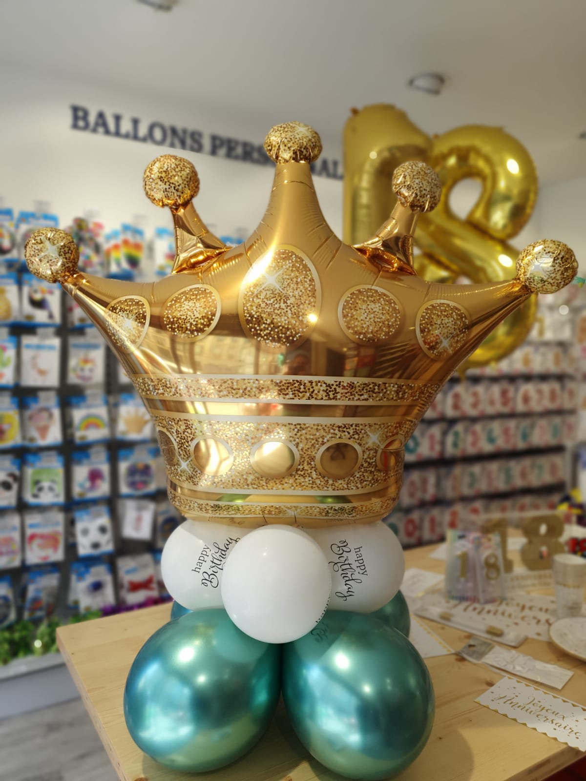 Bouquet de ballons avec une couronne