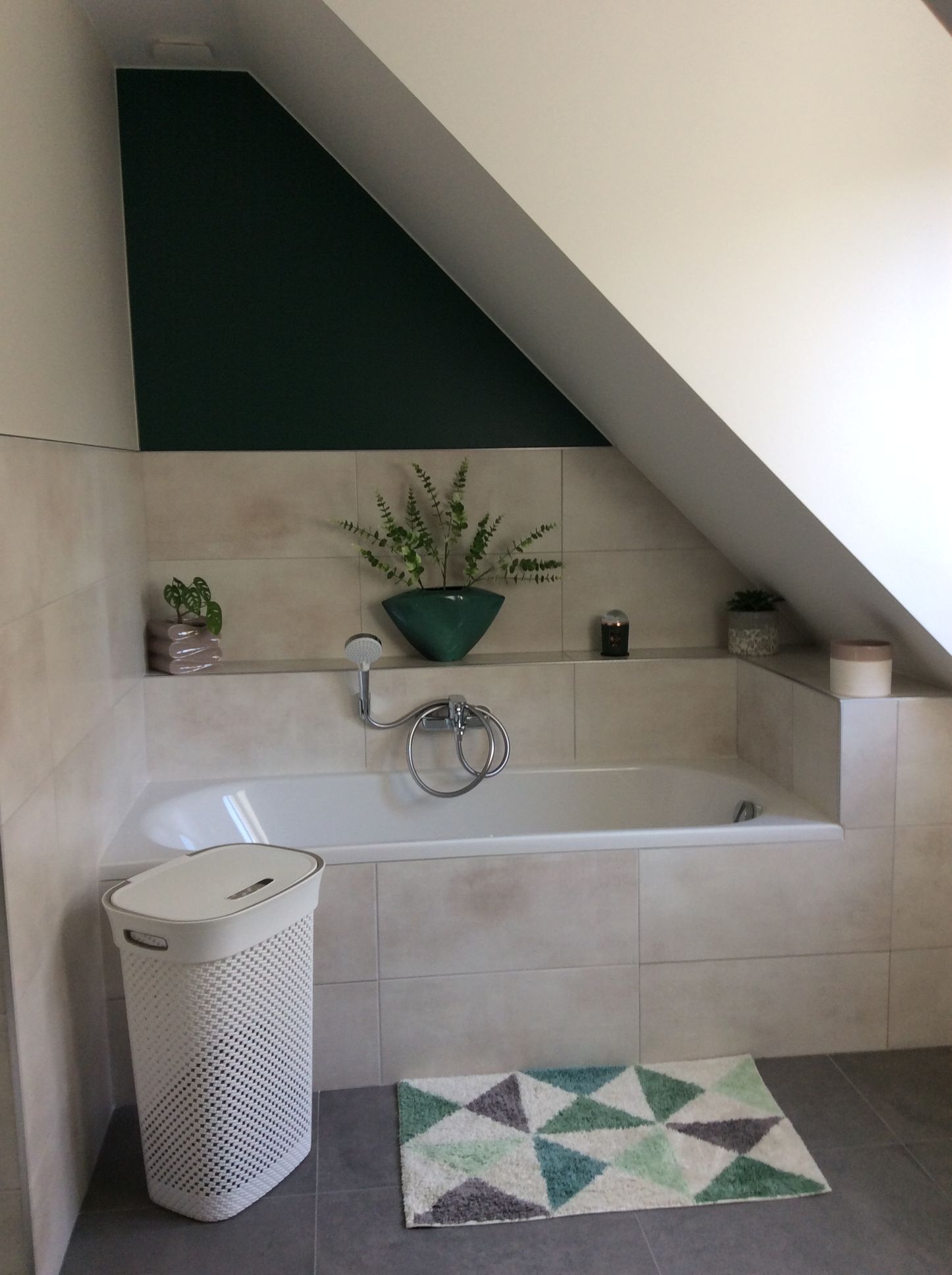 Petite baignoire posée sous un toit