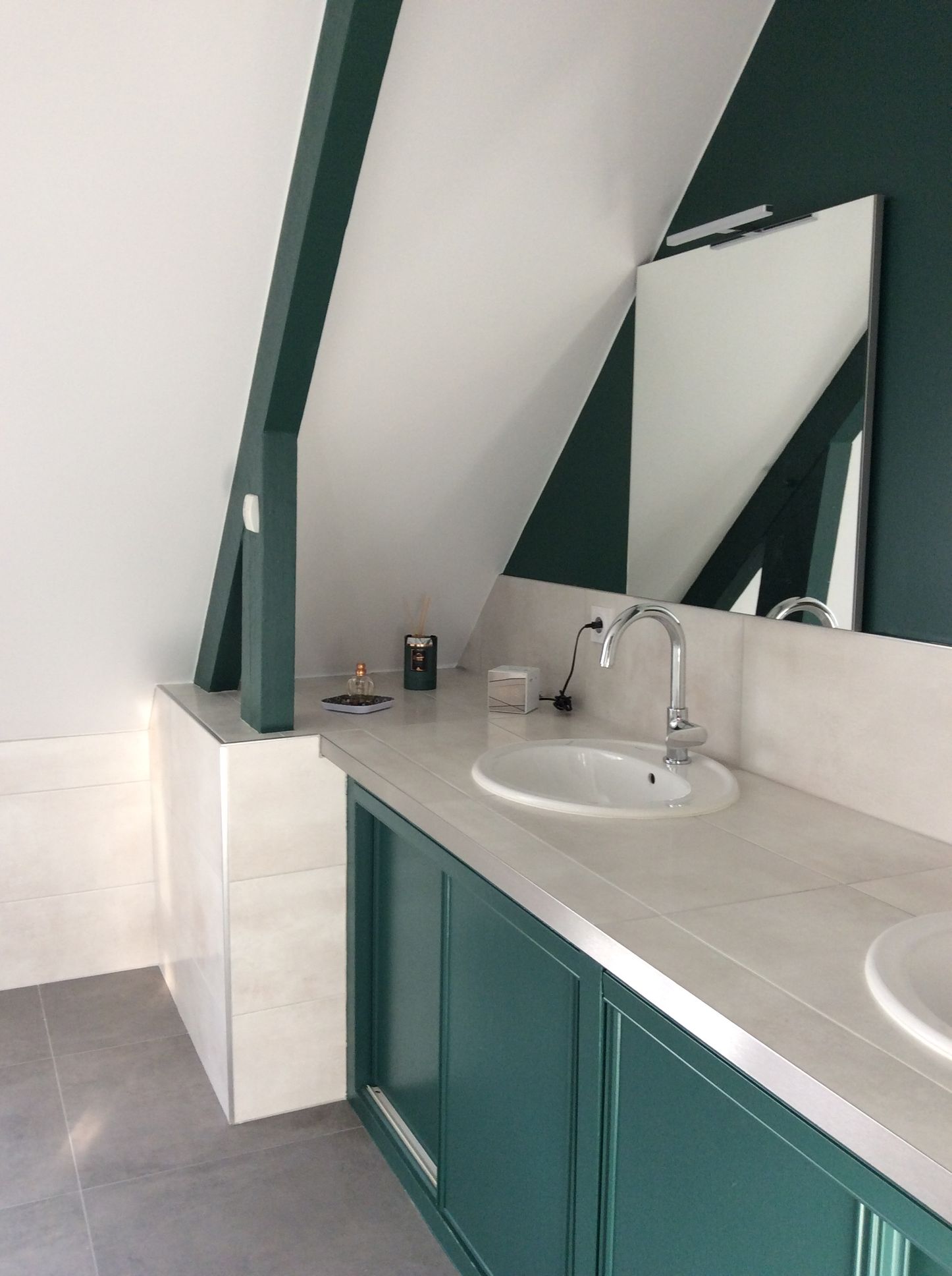 Salle de main avec mobilier de couleur verte