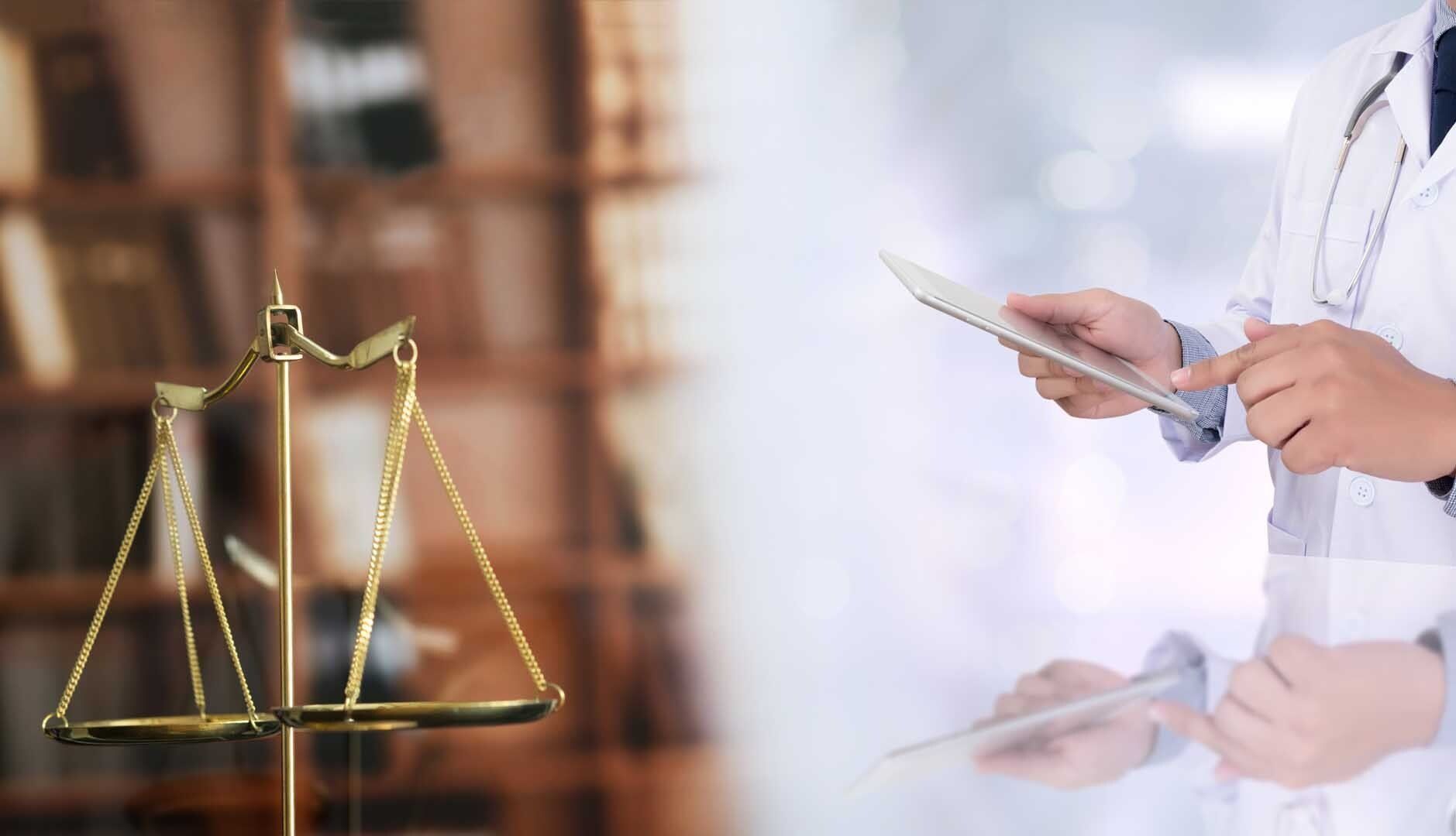 Balance de justice et médecin