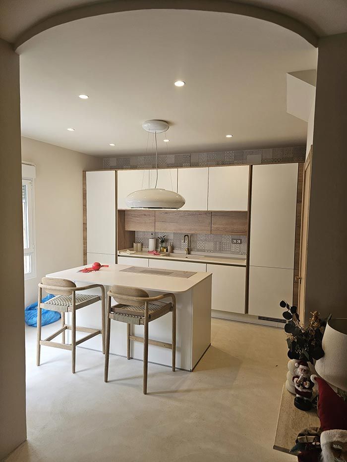 Una cocina con una mesa y sillas.