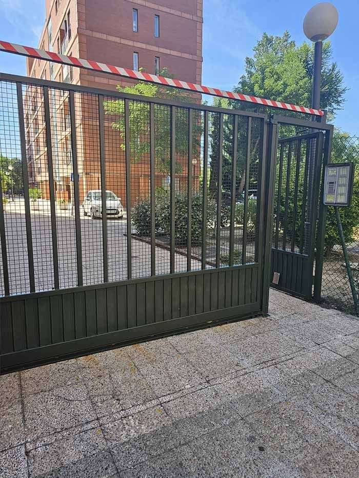 Una puerta corrediza está abierta delante de un edificio.