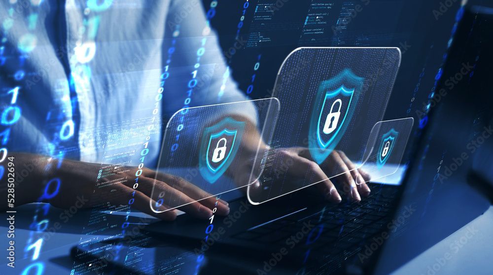 Frau benutzt Laptop mit Sicherheitsabdeckungen und Binärcode-Overlay.