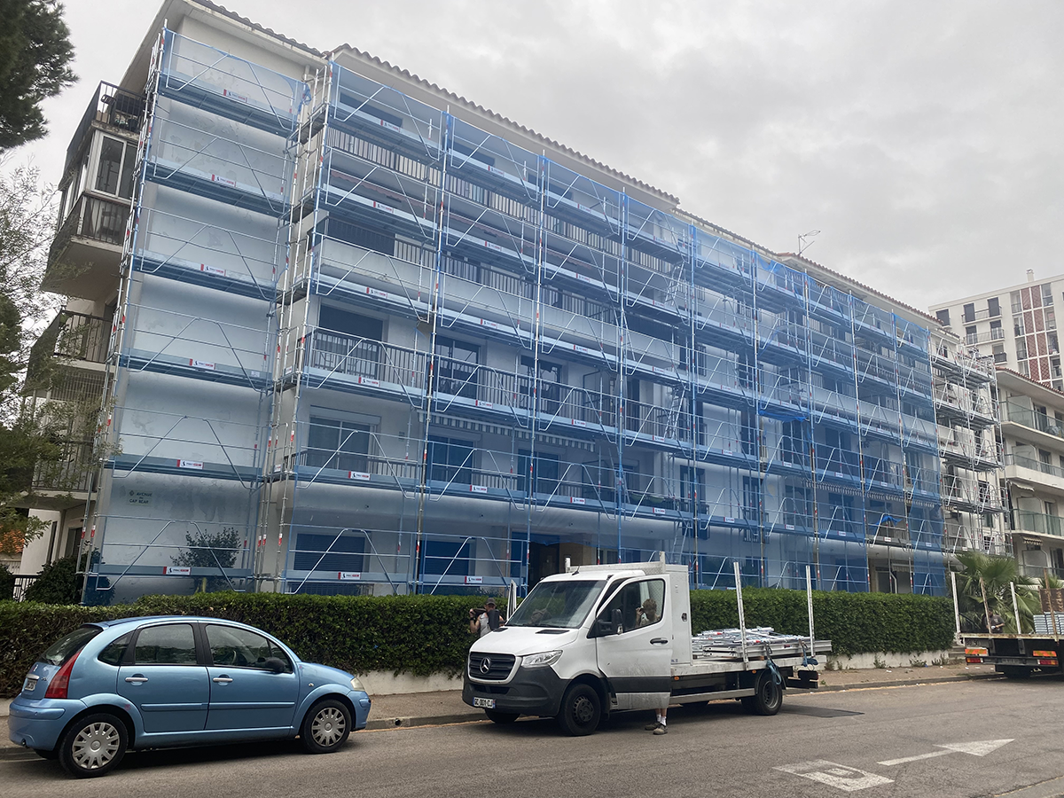 Échafaudages avec un filet bleu