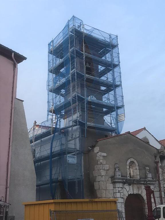 Utilisation d'échafaudages sur une église