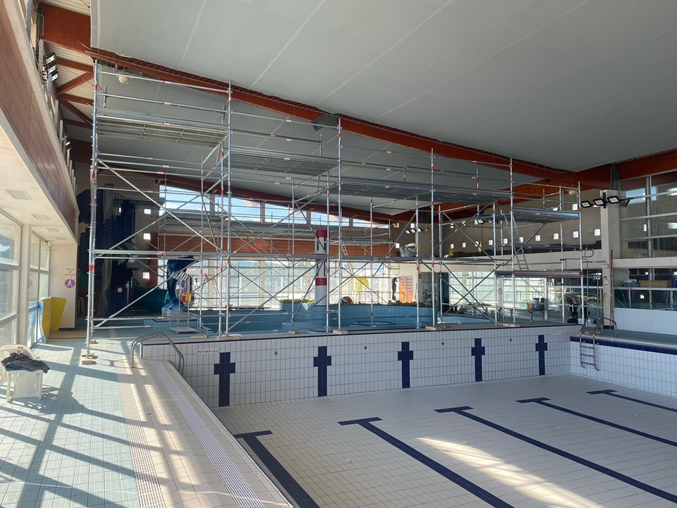 Des travaux au niveau de la toiture d'une piscine