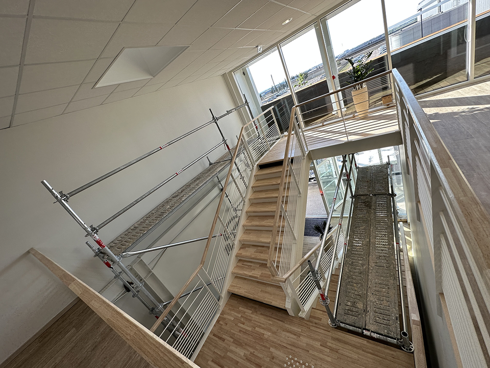 Un échafaudage dans un escalier