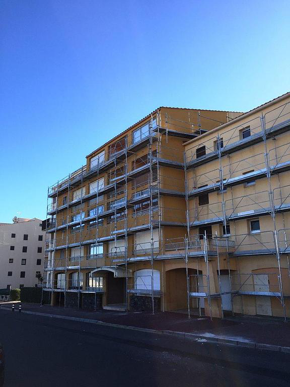 Échafaudages devant un ciel bleu