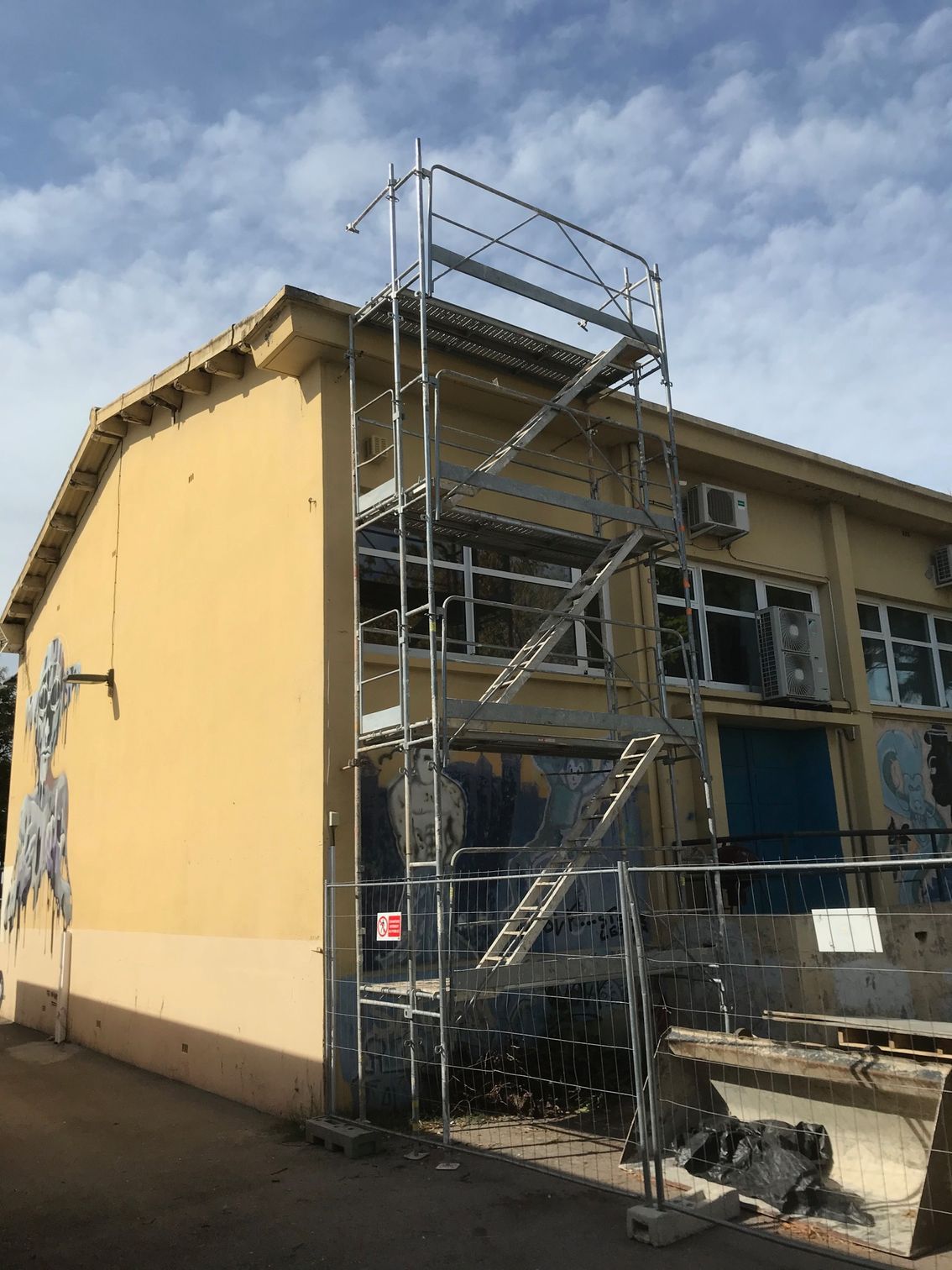 Échafaudages à l'extérieur pour accéder au toit