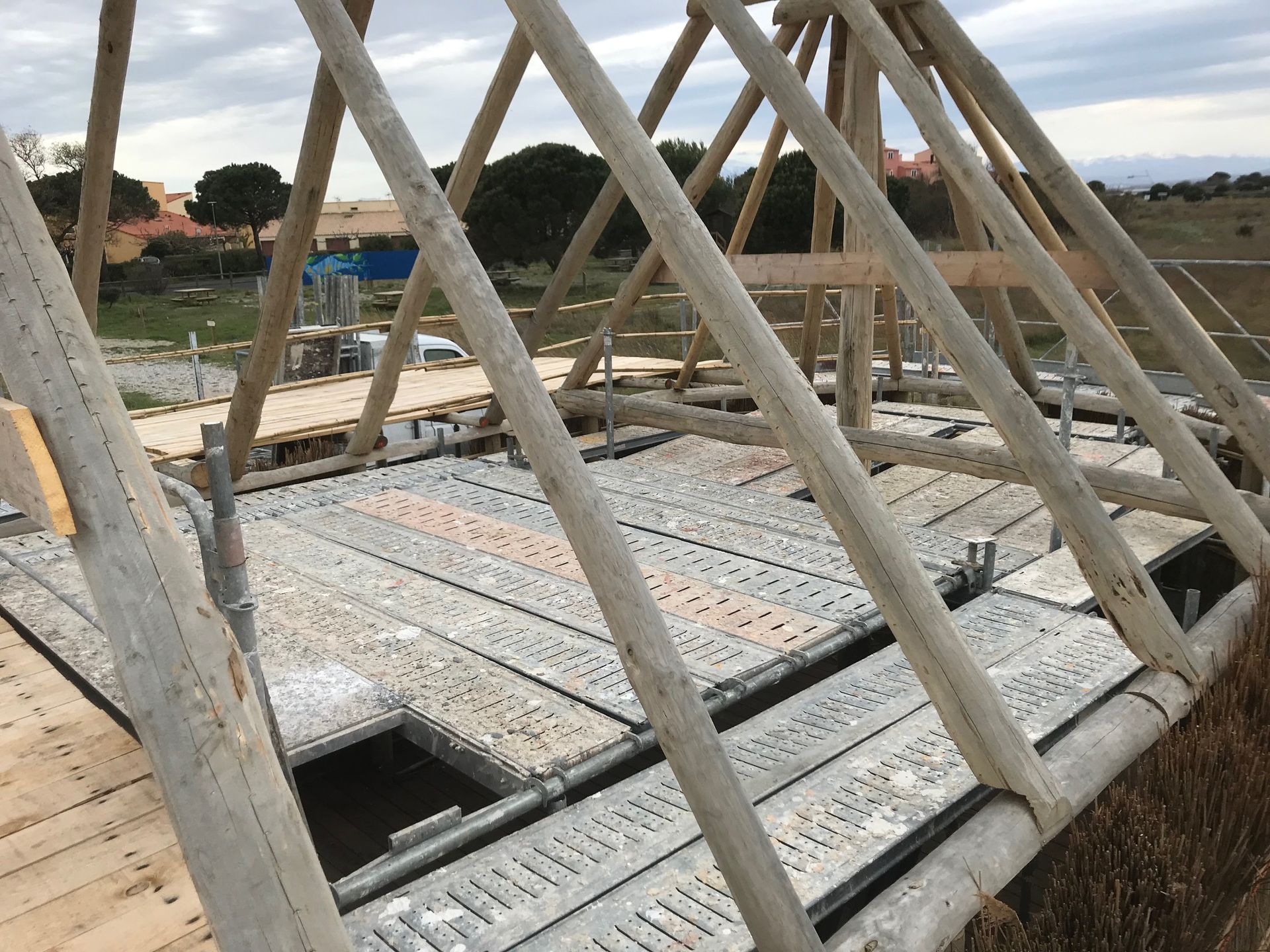 Échafaudage de toiture pour une rénovation de charpente