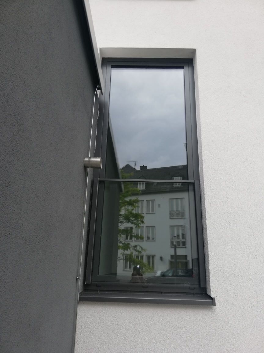 Fenster mit kleiner Absperrung aus Metall