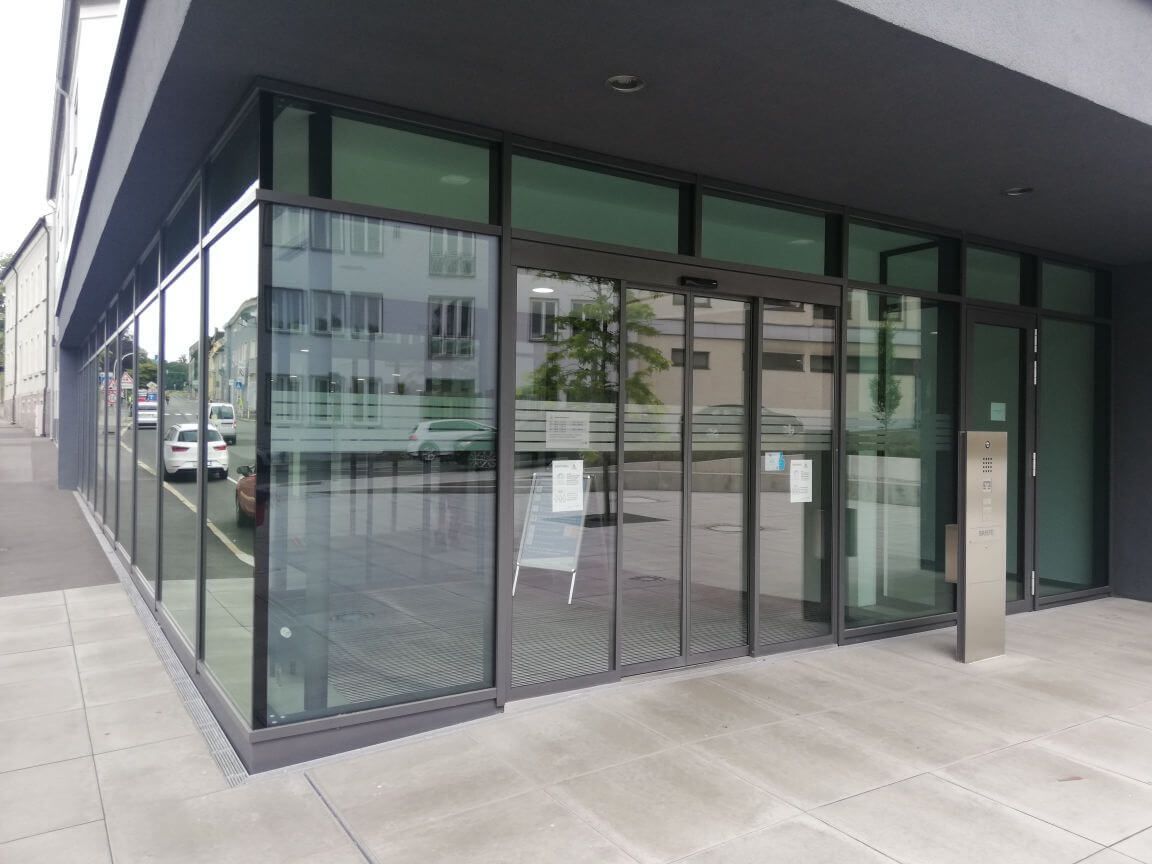 Metall- und Glas-Fassade mit Glastür eines Gebäudes