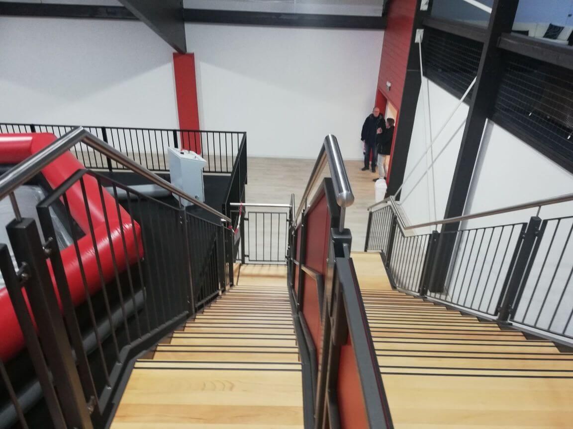 Treppe mit Holzstufen und Stahlgeländer