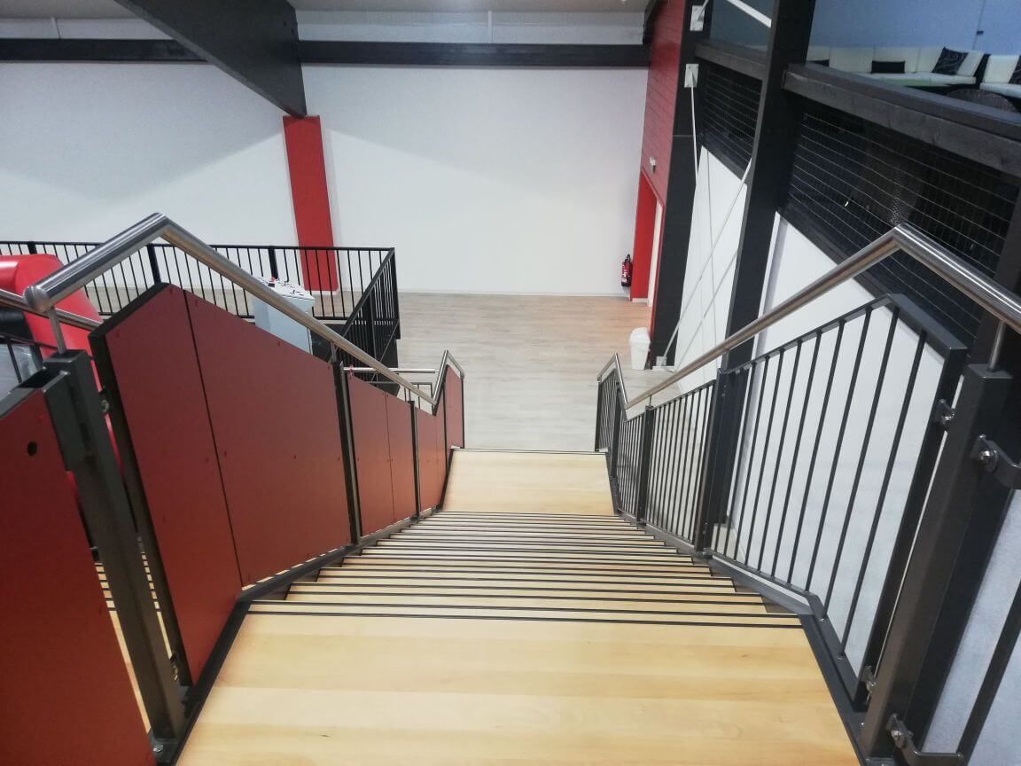 Holztreppe mit Metallgeländer