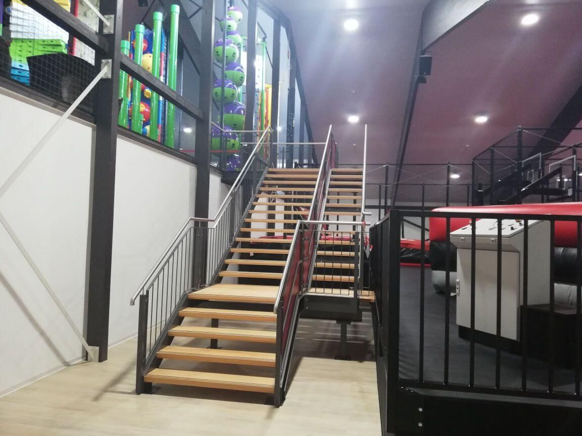 Geländer aus Metall an einer Holztreppe