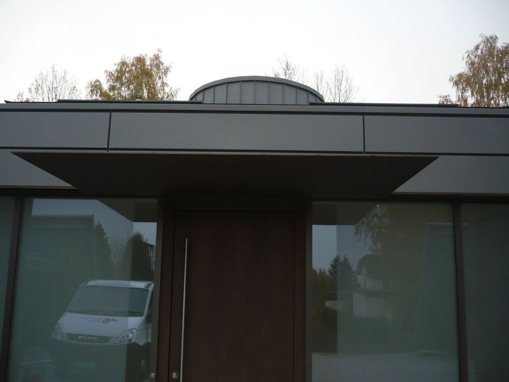 Überdachung eines Einganges mit Metallelementen