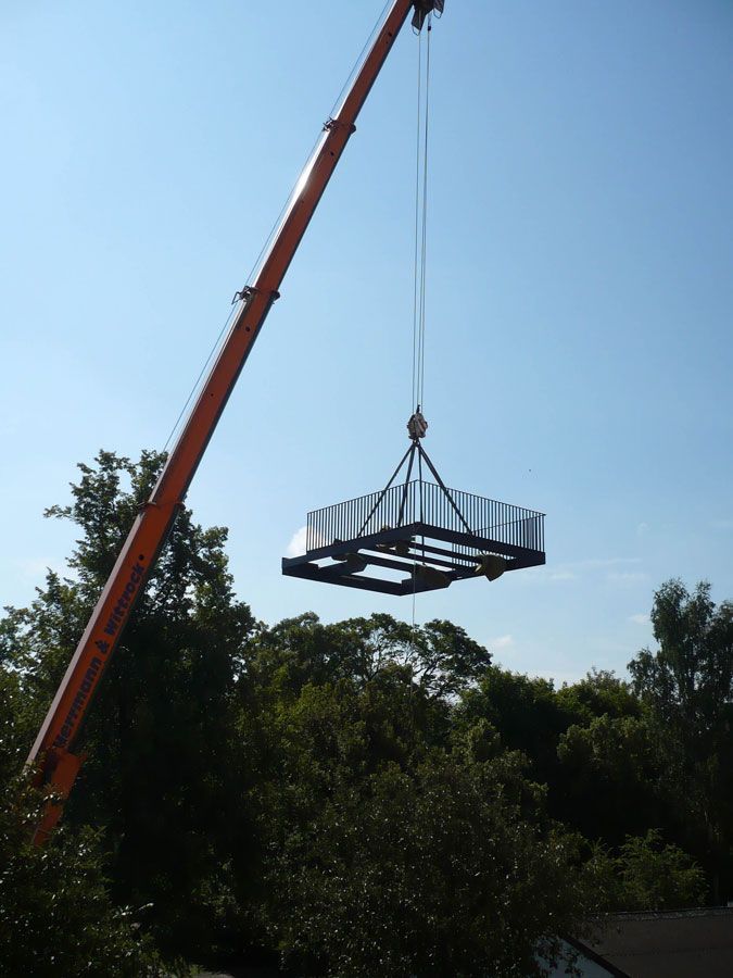 Geländer aus Metall in einem Park zur Sicherung einer Brücke