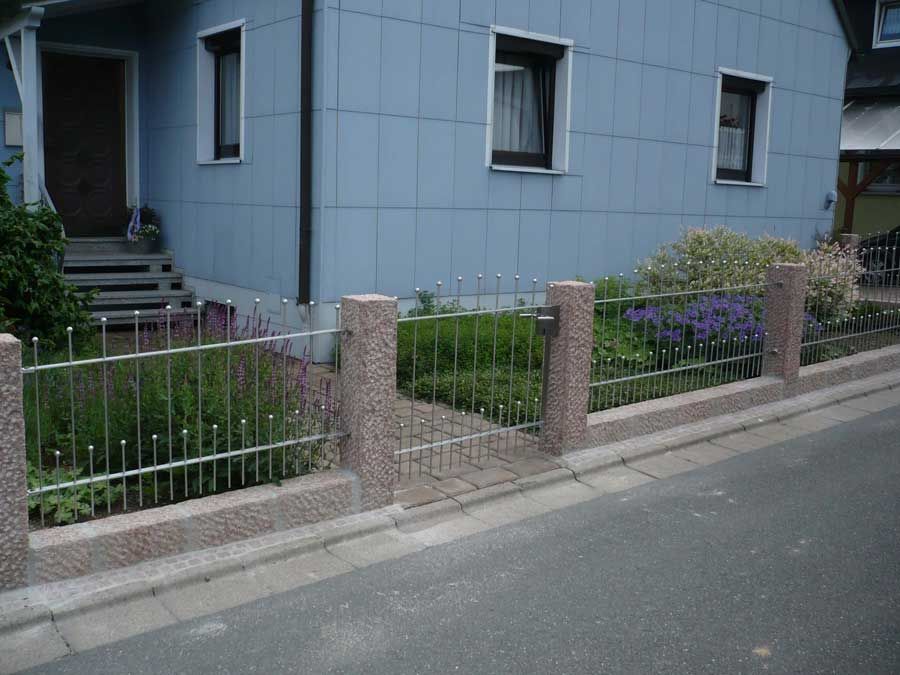 Gartenzaun aus Metall und Stein