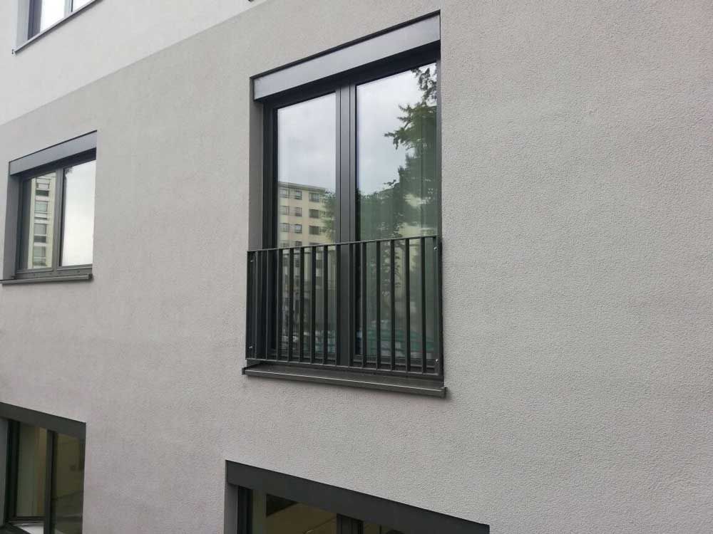 Fenster mit kleinem Geländer aus Stahl