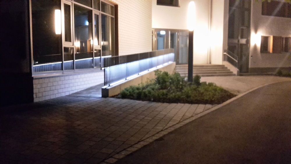 Geländer an einem Gebäude aus Metall