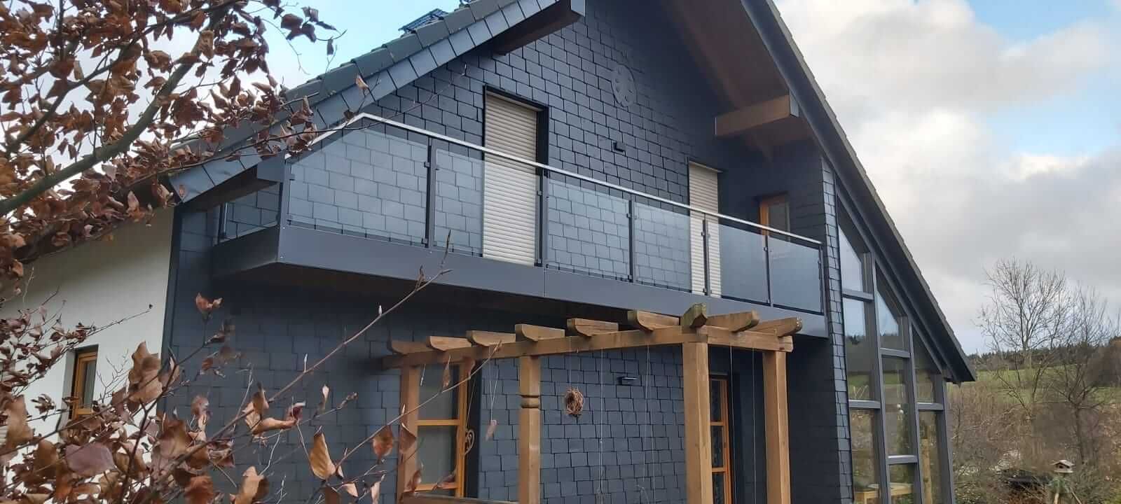 Balkon aus Glas und Metall