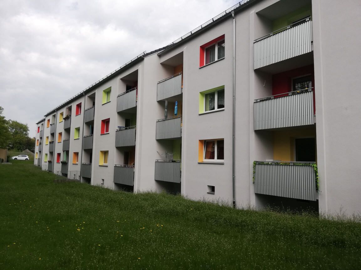 Wohnkomplex mit Balkonen und Fenstern