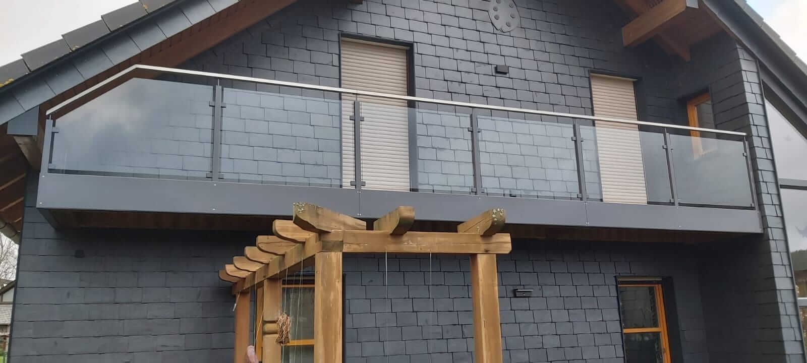 Metallgeländer mit Glaselementen an einem Balkon