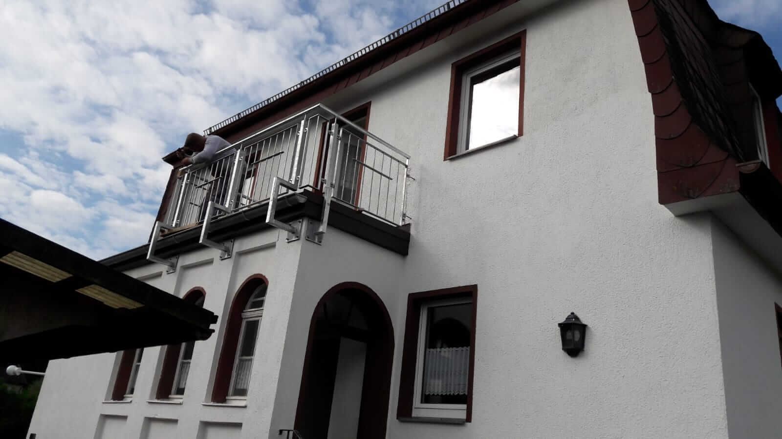 Metallgeländer an einem Balkon