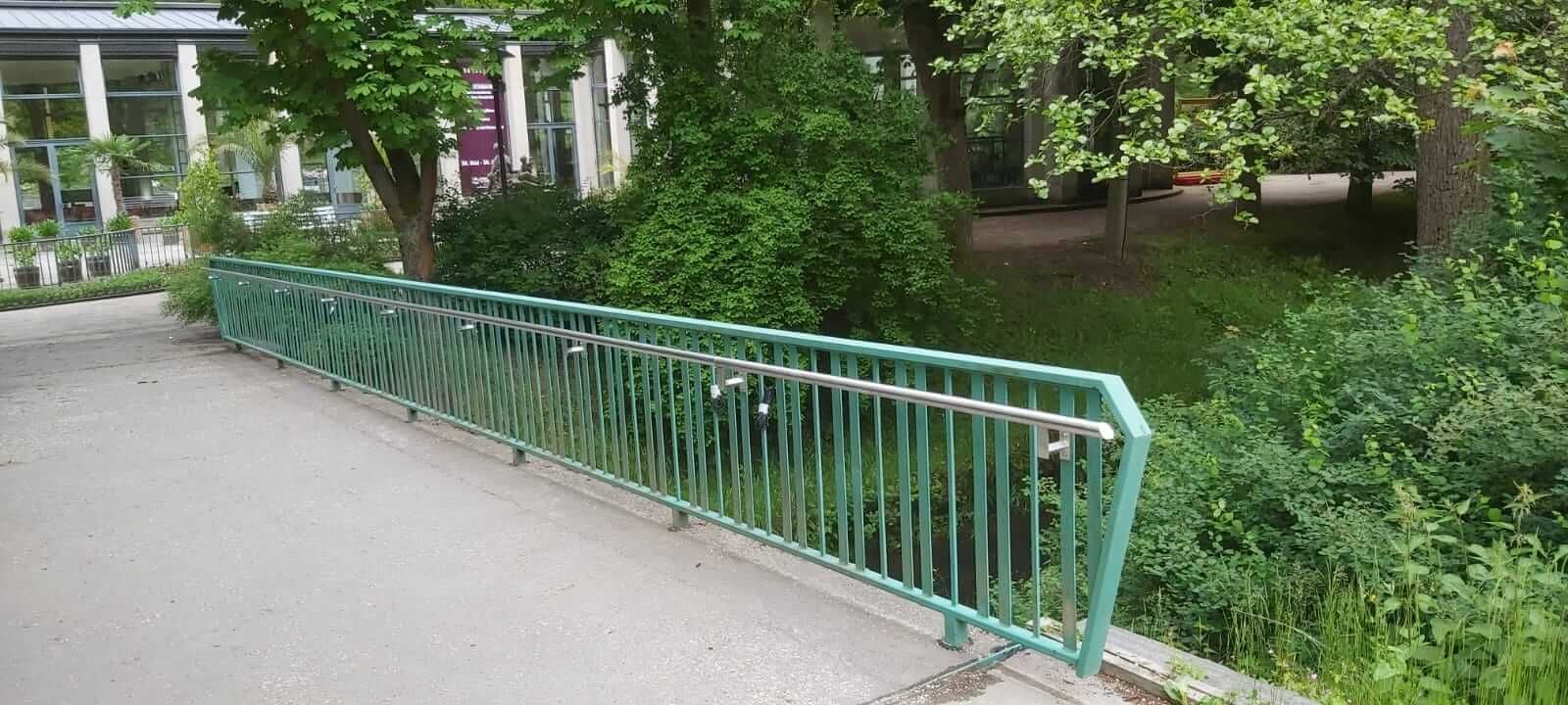 Geländer aus Metall in einem Park zur Sicherung einer Brücke